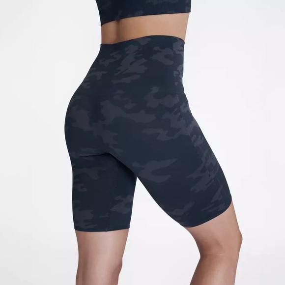 NEW SPANX Women’s Lamn High Waisted Bike Short 8” Black Camo Size L/XL 50180R - Picture 12 of 13